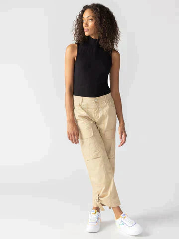 Pantalon cargo Cali de vraie couleur kaki.